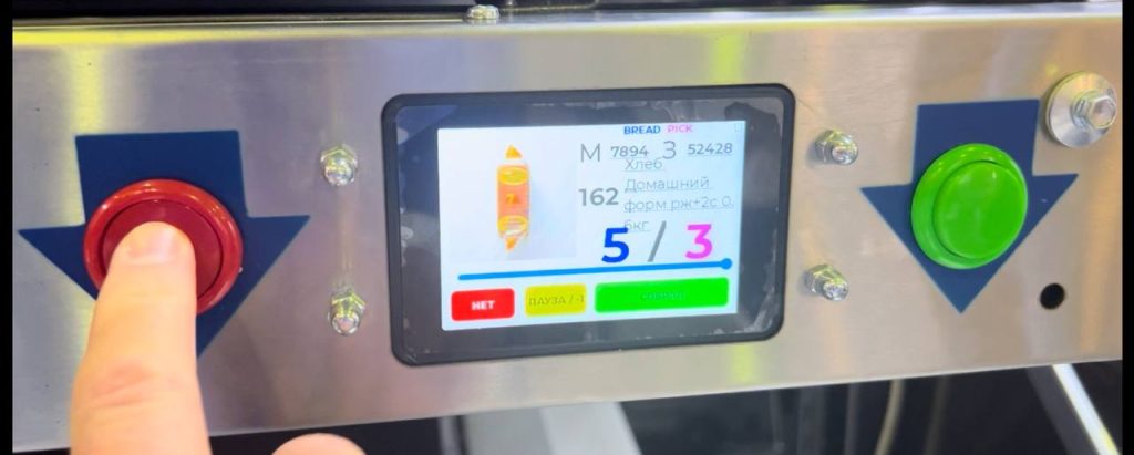 Модули PTL установленные на стеллажах комплектования